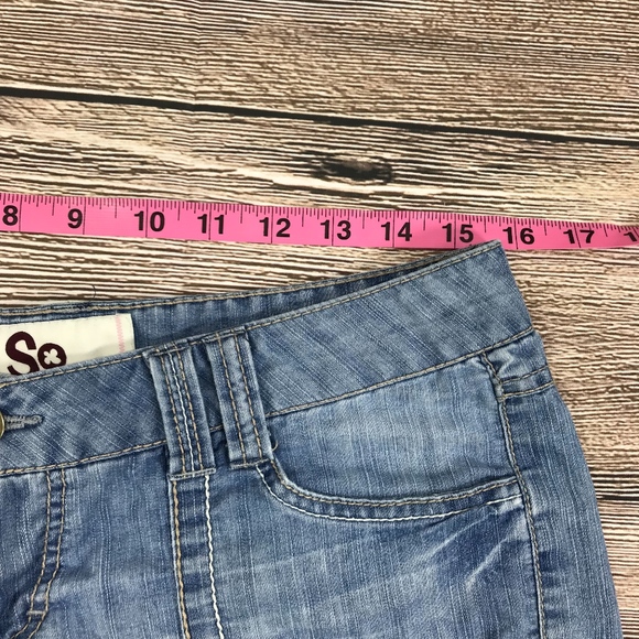 •• SO Light Wash Distressed Jean Shorts - Picture 3 of 5